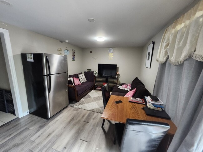Building Photo - Spacious Basement Apartment (2 Bed, 1 Bath...