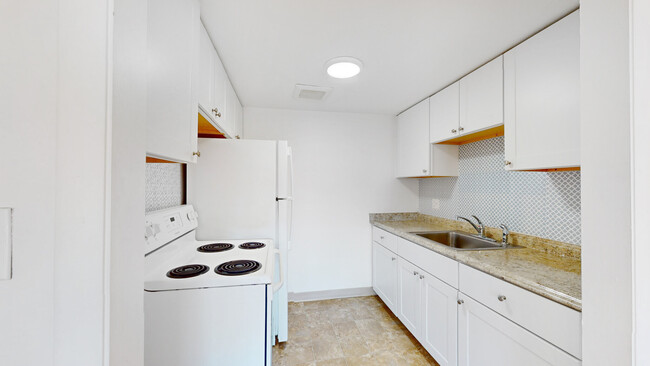 Kitchen - 525 Highland Ave