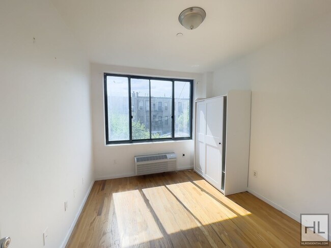 Foto del edificio - Spacious Sunlit 2-Bed 1-Bath / Great Bushw...