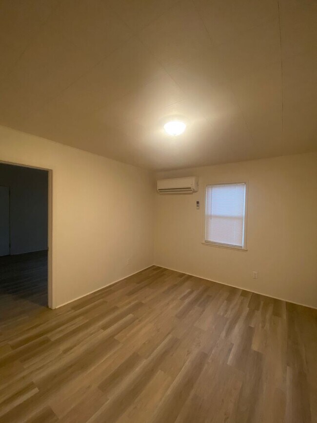 Foto del edificio - Non-Refundable & Security Deposit Total: $1150.00