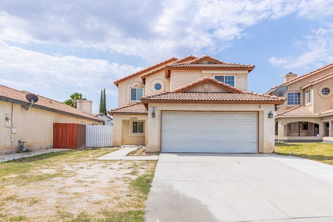 Building Photo - Great 3 bed/2.5 bath in Perris with privat...