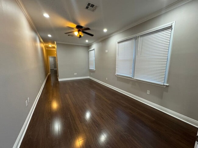 Building Photo - 913 Navarre Ave