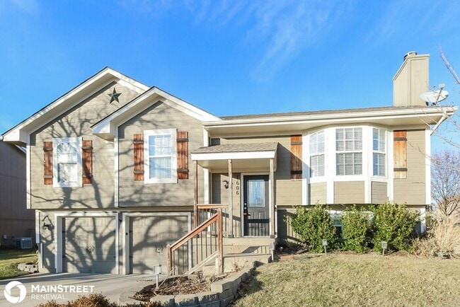 Building Photo - 1606 Cove Dr, Raymore, MO 64083