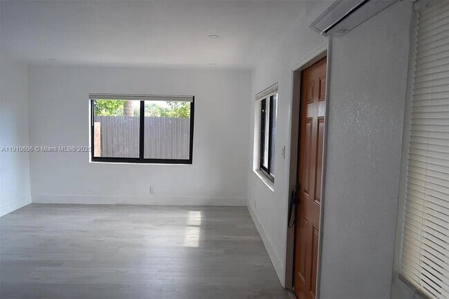 Foto del edificio - 920 NW 8th Ave