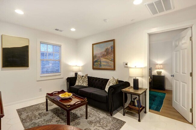 Building Photo - 306 E Victory Dr