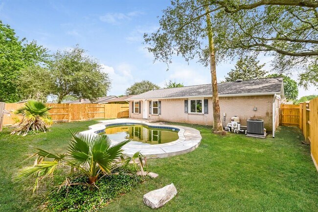 Building Photo - 4922 Crestway Dr