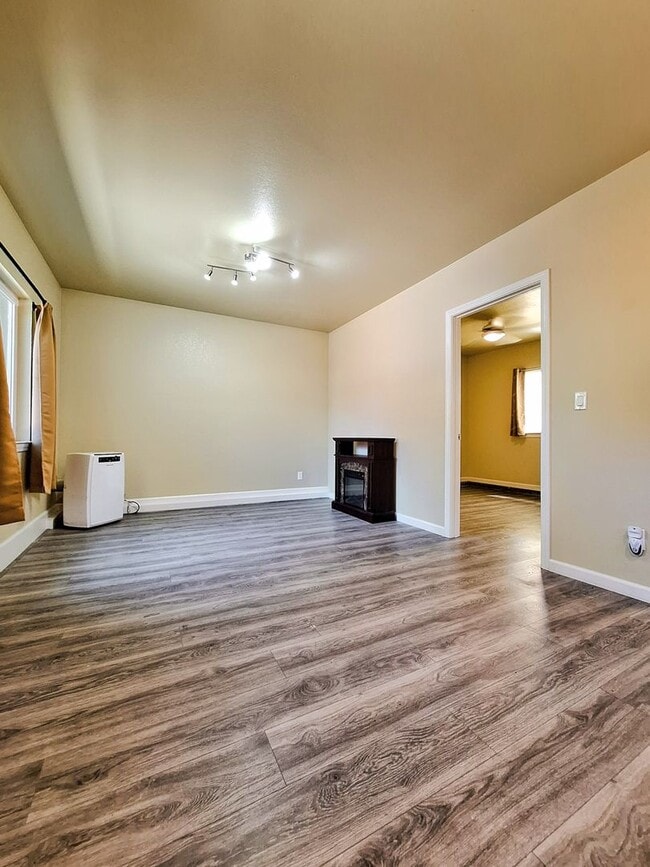 Building Photo - 682 S Genevieve Ln