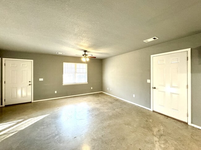 Building Photo - 102 Graceanne Ln