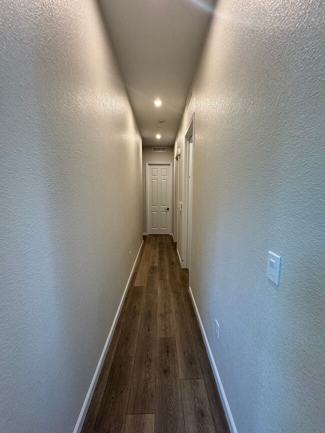 Building Photo - 8260 Honor Ct