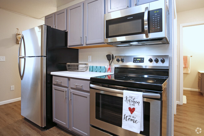 4 BR, 2 BA - kitchen - 727 West