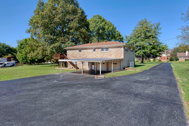 Back of House - 5760 Saundersville Rd