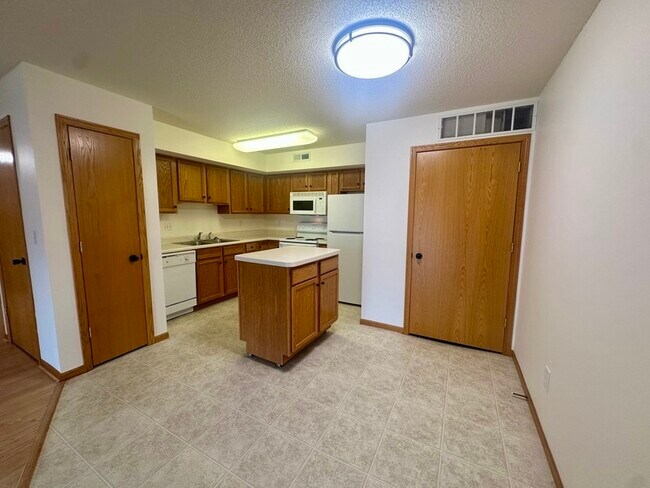 Building Photo - 640 Colton Cir NE