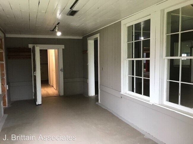 Building Photo - 350 Dearmanville Dr N
