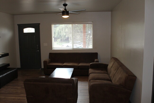 Building Photo - 12 S Pinegrove Rd