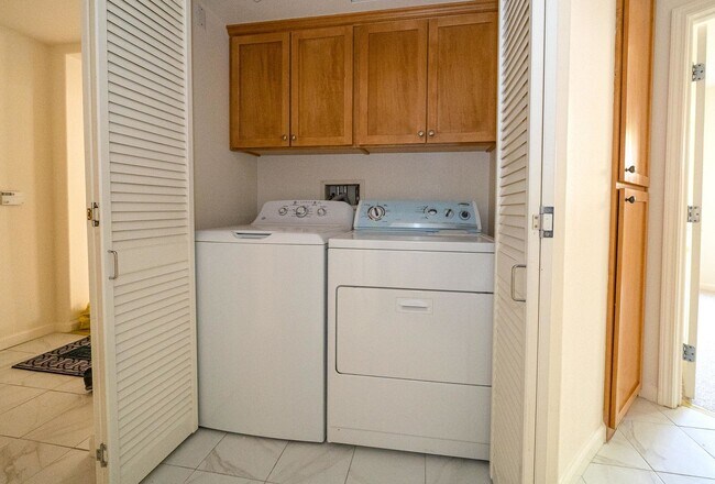 Foto del edificio - Beautiful & Spacious 3bd Condo With Great ...