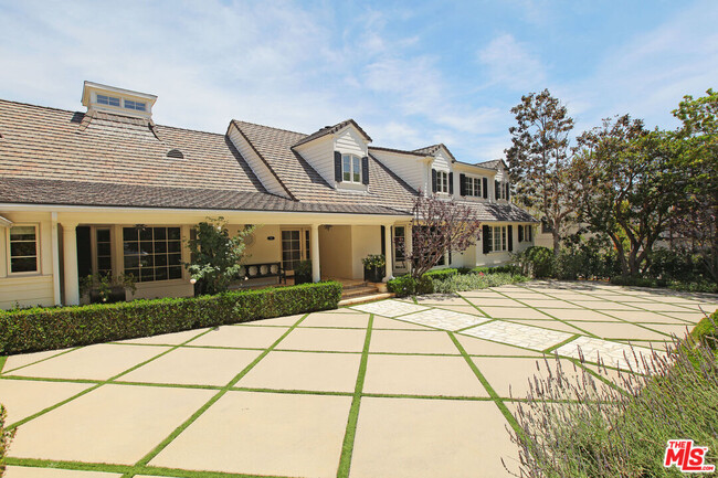 Building Photo - 712 N Arden Dr