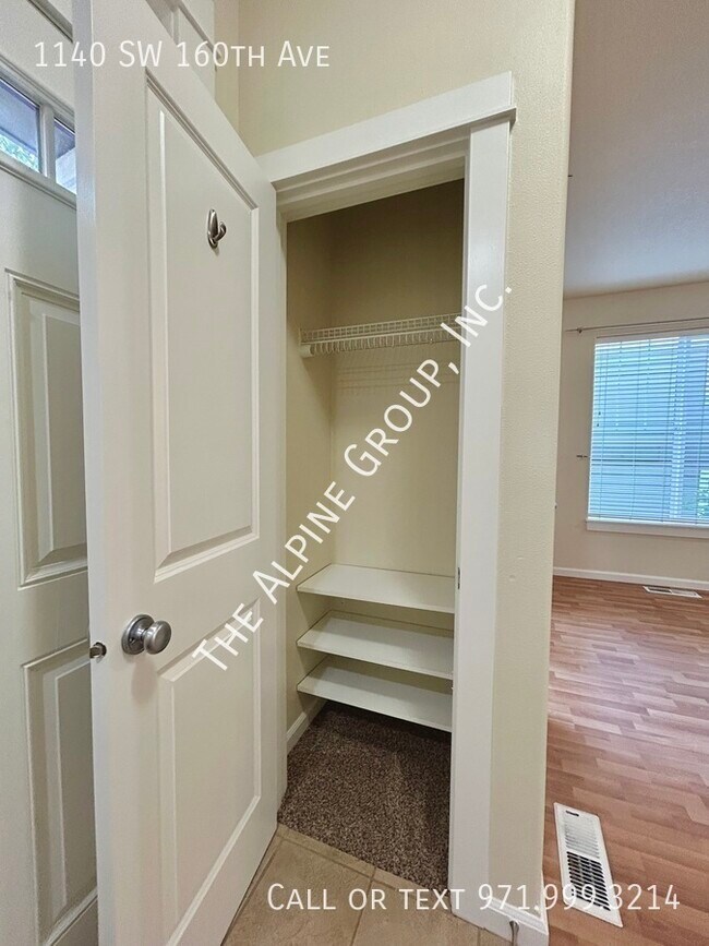 Building Photo - End-Unit Townhome with 2 Decks!