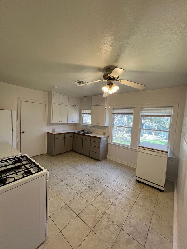 Building Photo - Fairview Properties