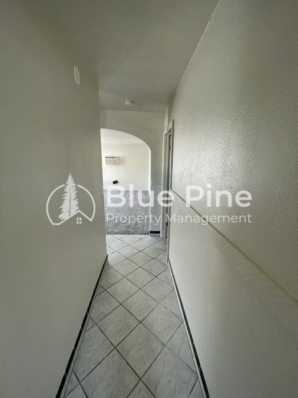 Building Photo - 301 E 18th St