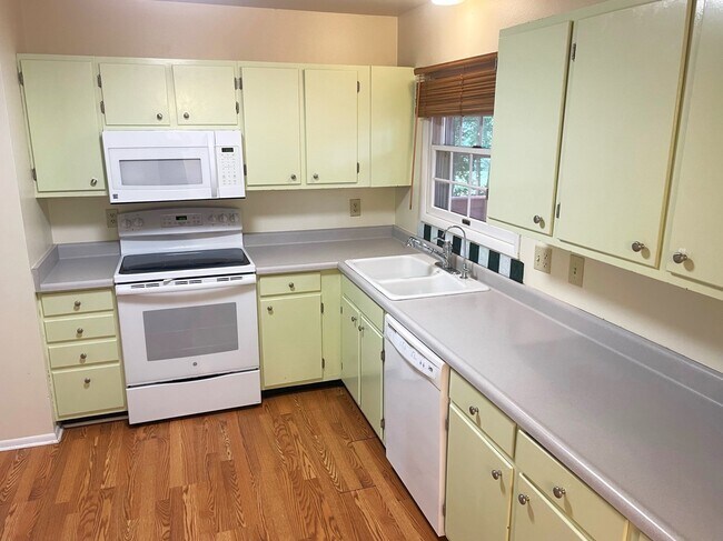 Foto del edificio - 1522 Cameron Dr