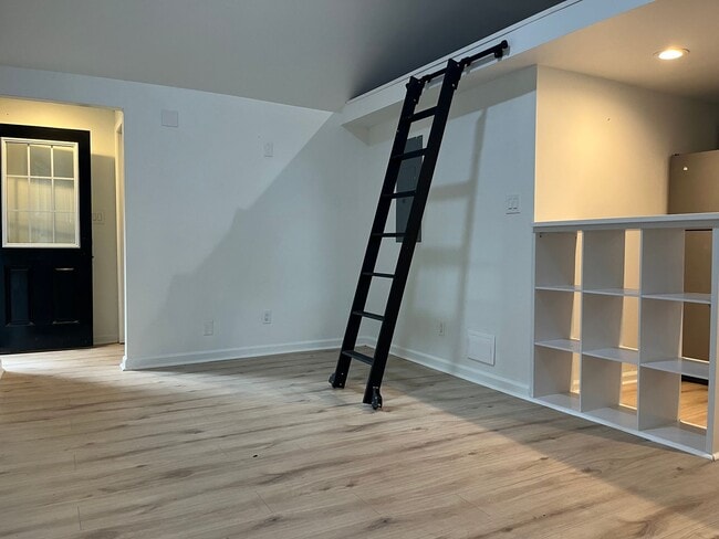 Building Photo - Renovated 1 Bd/ 1 Ba Cottage w/ Loft Walki...