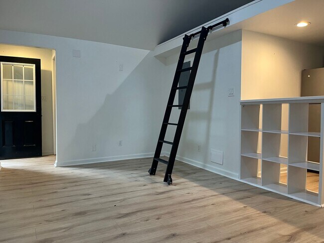 Foto del edificio - Renovated 1 Bd/ 1 Ba Cottage w/ Loft Walki...