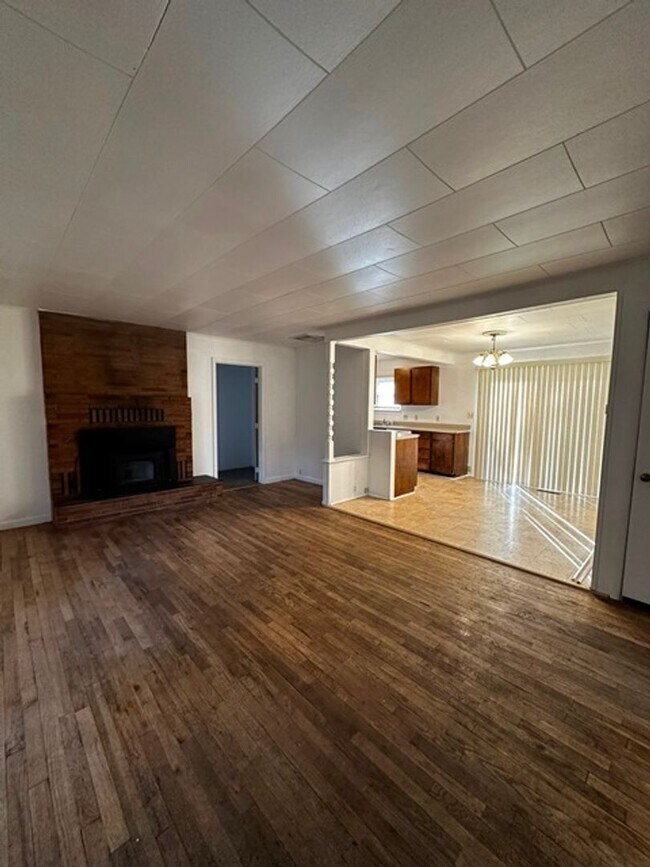 Building Photo - Cute home in the Suburbs