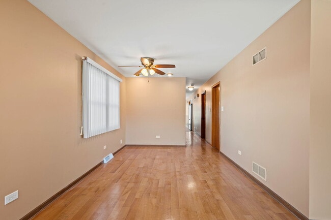 Foto del edificio - 2333 N Trumbull Ave