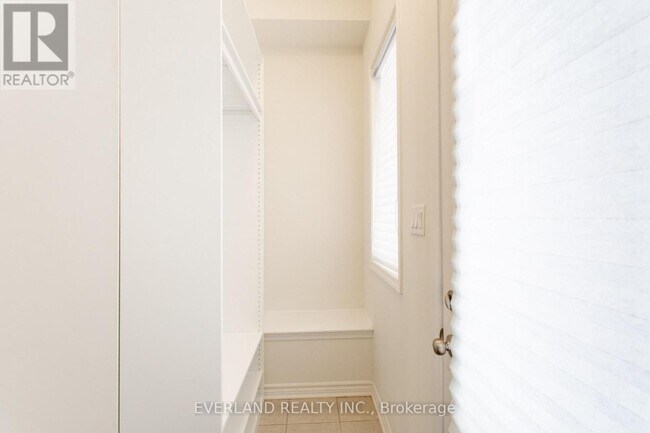 Photo du bâtiment - 3305 Thunderbird Prom