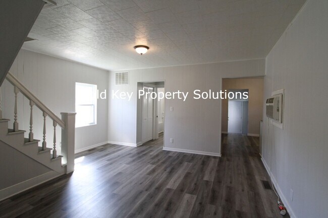 Foto del edificio - Updated 3 Bedroom/1 Bath Home with Storage...