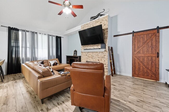 Foto del edificio - 6730 Oakleaf Trail Ln