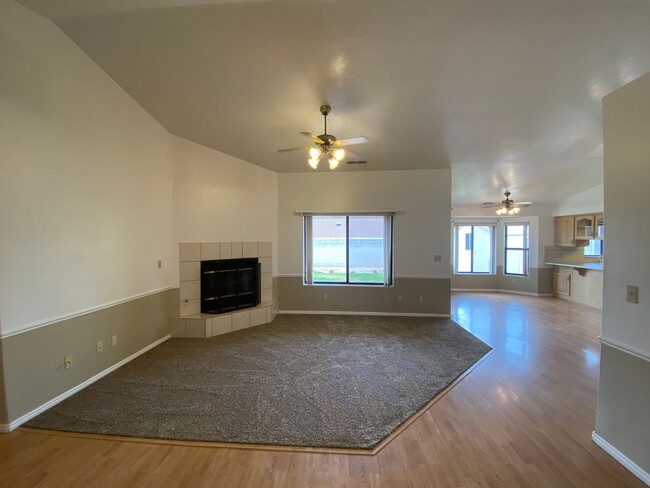 Building Photo - 3 bed 2 bath in nice neighborhood