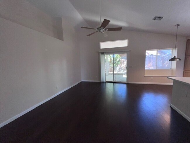 Foto del edificio - Beautifully maintained Elk Grove home with...