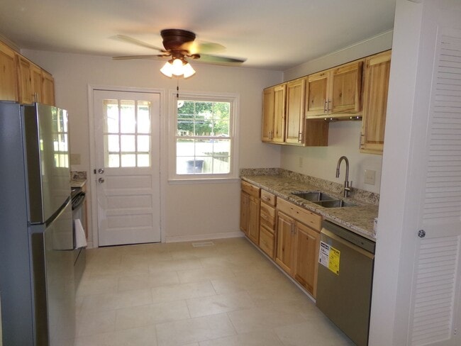 Building Photo - Brick Ranch in Rural Hall with fenced back...