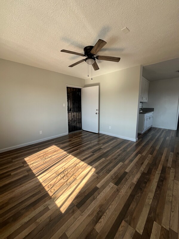 Foto del edificio - 7800 S Hoover St