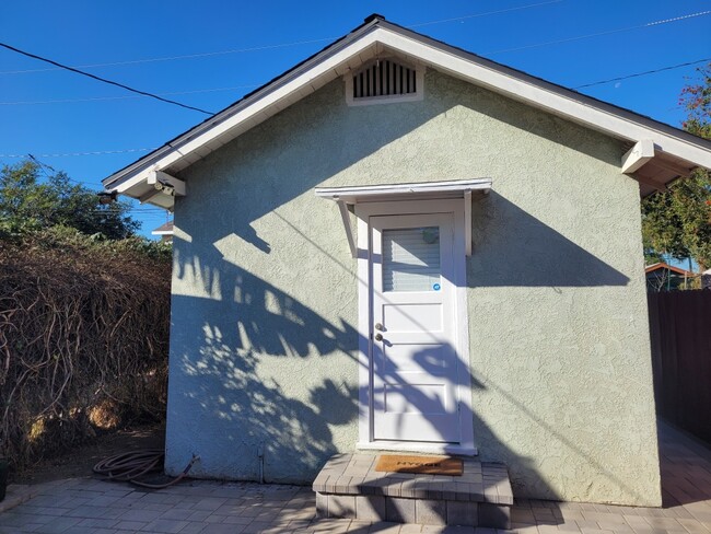 Building Photo - 1427 Warren Ave