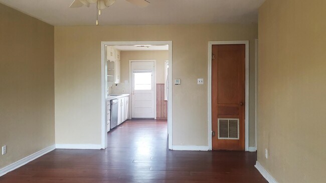 Building Photo - 315 Tyrone Ave