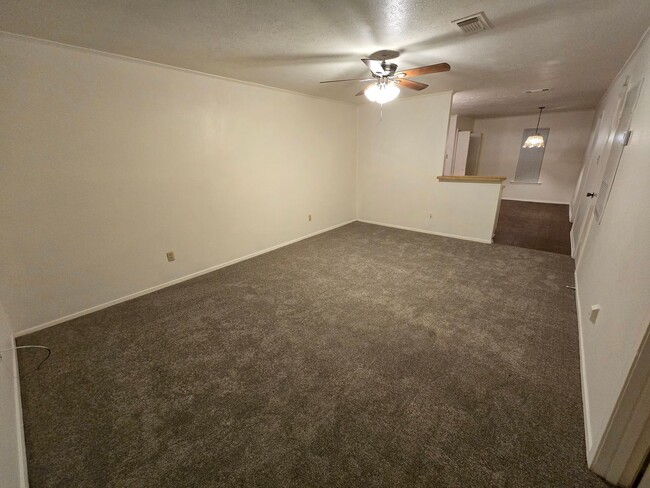 Building Photo - Bryan - 2 bedroom / 1.5 bath - Upstairs - ...