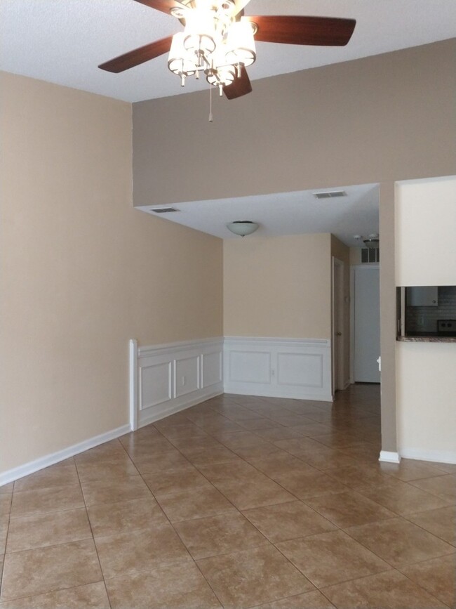 Foto del edificio - Beautiful 3 Bed 2 Bath Townhouse Close to ...