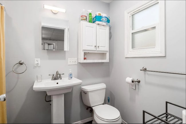 Building Photo - 453 Burg St