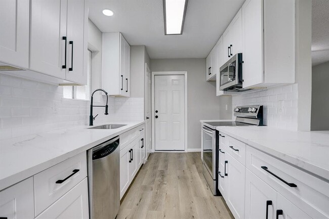 Building Photo - 2710 Virginia Colony Dr