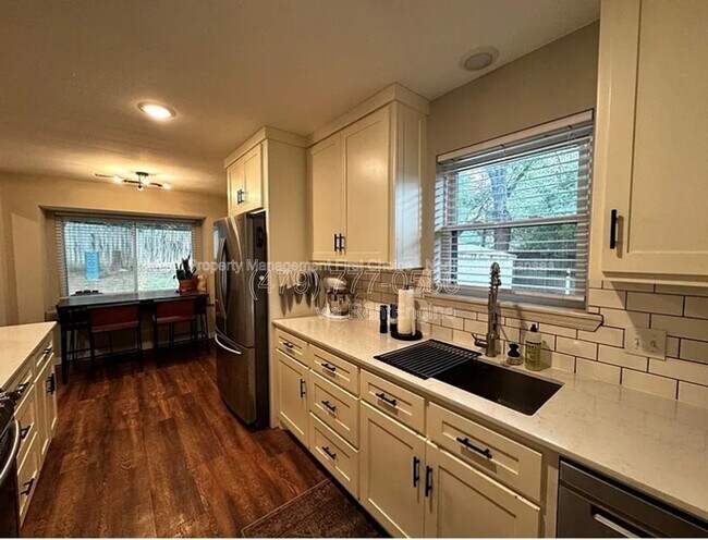 Foto del edificio - 1739 Creek Ct