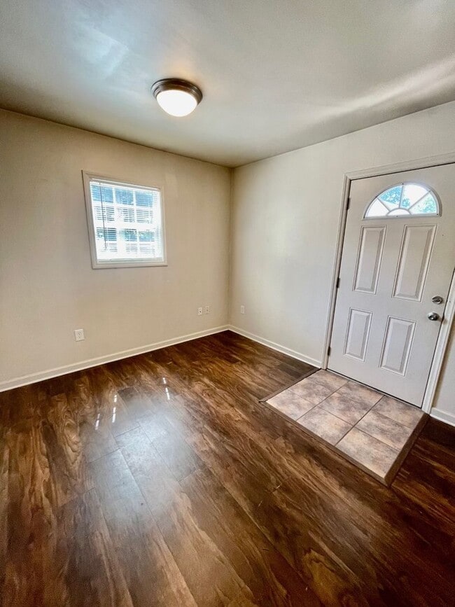 Building Photo - 1 Bedroom 1 Bath Duplex Cute and charming area in the heart of Huntersville... perfect for single...