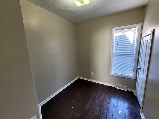 Building Photo - Large 3 Bedroom Southside Holland