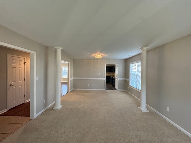 Building Photo - Spacious 3 Bed 2.5 Bath Home with Fenced Yard