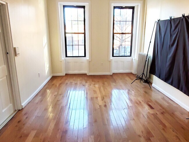 Building Photo - 202 Patchen Ave
