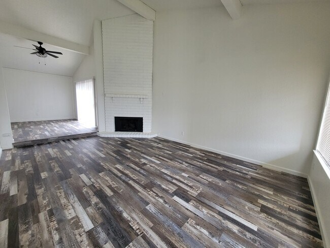 Foto del edificio - Adorable UPDATED 2bd/2bth duplex in Sacramento!