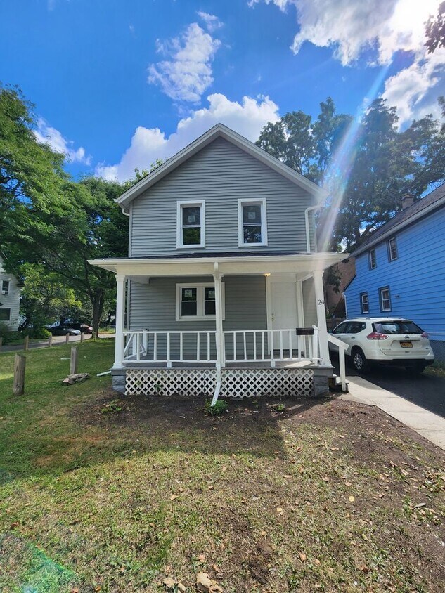 Foto principal - Three Bedroom Single Family Home!