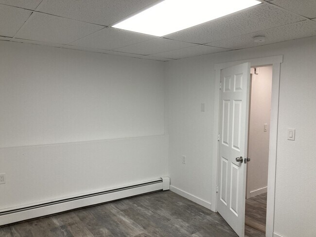 Building Photo - 4th Ave 6 Plex