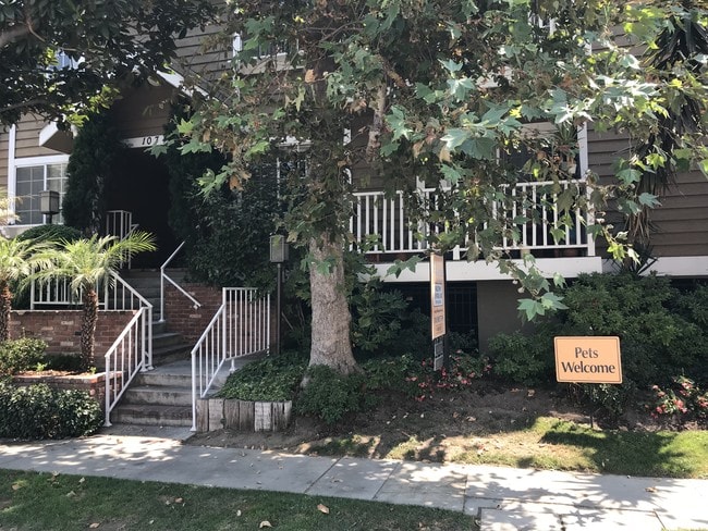 Building Photo - 10746 Blix St